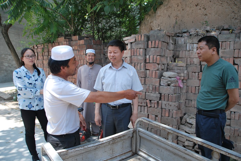 张团伟书记与东街村少数民族群众交流.JPG